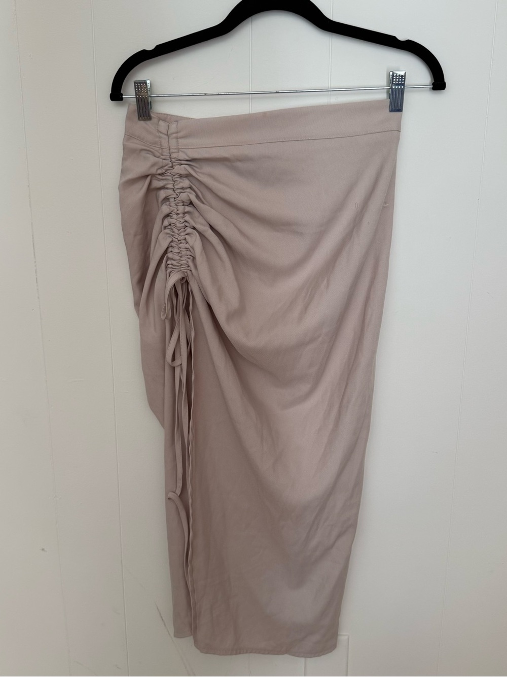 PrettyLittleThing Ruched Side Midi Skirt in Light Taupe